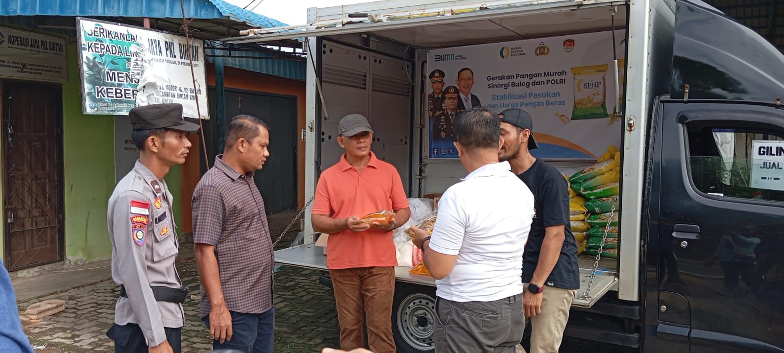 Polres Bintan Gelar Pasar Murah Sembako Sambut HUT RI ke-80 Polres Bintan Gelar Pasar Murah Sembako Sambut HUT RI ke-80