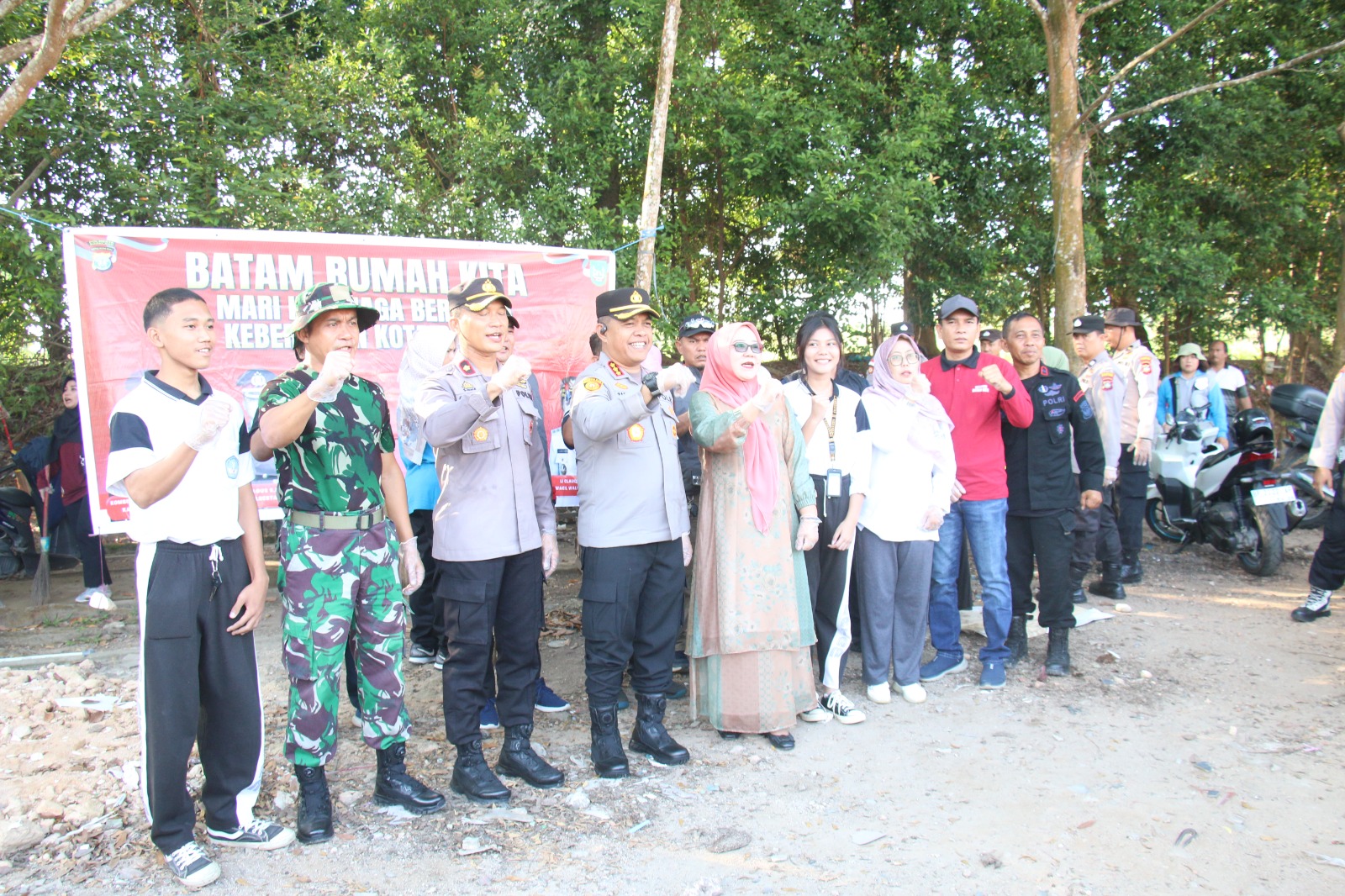 Gotong Royong Bersama Polresta Barelang, Kecamatan Batam Kota dan Siswa SMA Negeri 3 Wujudkan Kepedulian Lingkungan